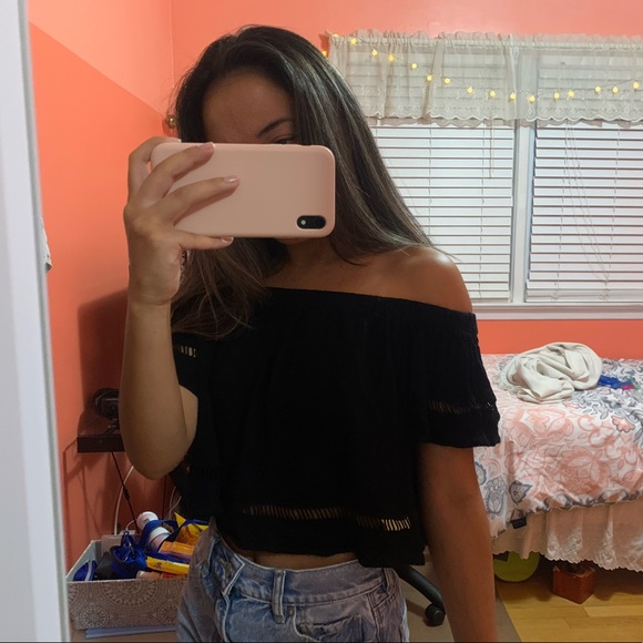Black off-the-shoulder crop top - Picture 2 of 3
